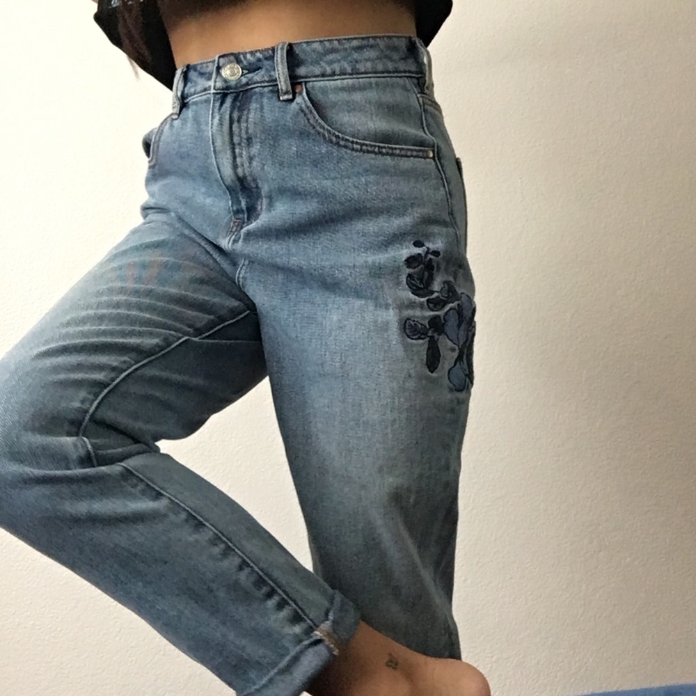 HIGH WAISTED MOM JEANS